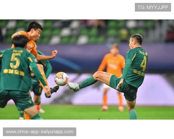 北京国安恩科洛洛背身抗住防守,转身顺势塞入肋部